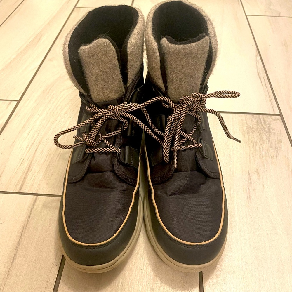 Sorel grey winter boot